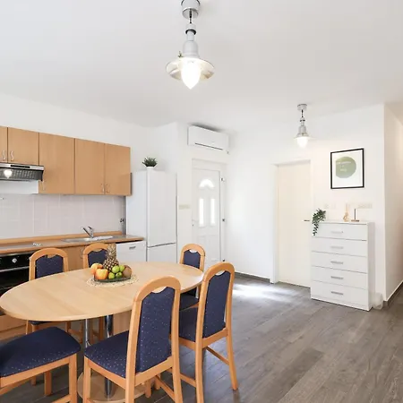 Apartment Mirta *