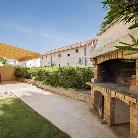 Apartment Mirta *